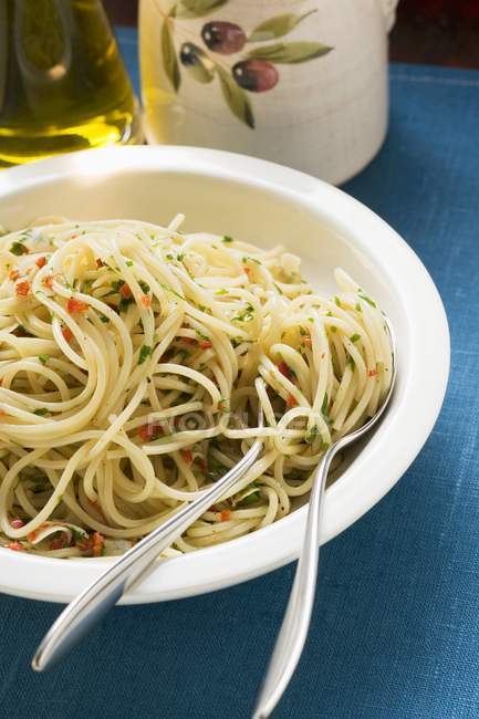 Spaghetti mit Chili und Kräutern — Stockfoto