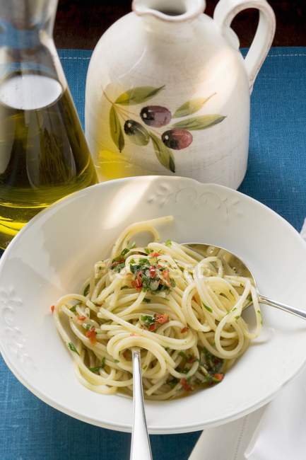 Espaguetis con chiles y hierbas - foto de stock
