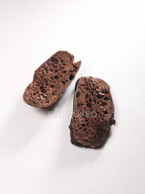 Ломтики шоколадного хлеба — стоковое фото