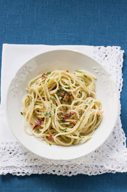 Спагетти с чили и травами — стоковое фото