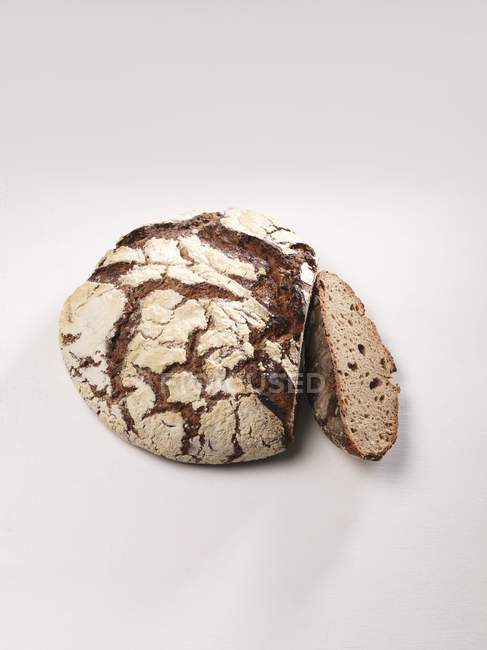 Частично нарезанный ржаной хлеб — стоковое фото
