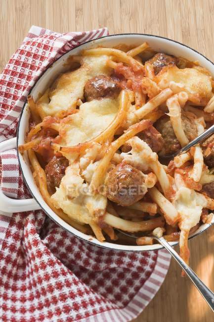 Cuire les macaronis aux boulettes de viande — Photo de stock