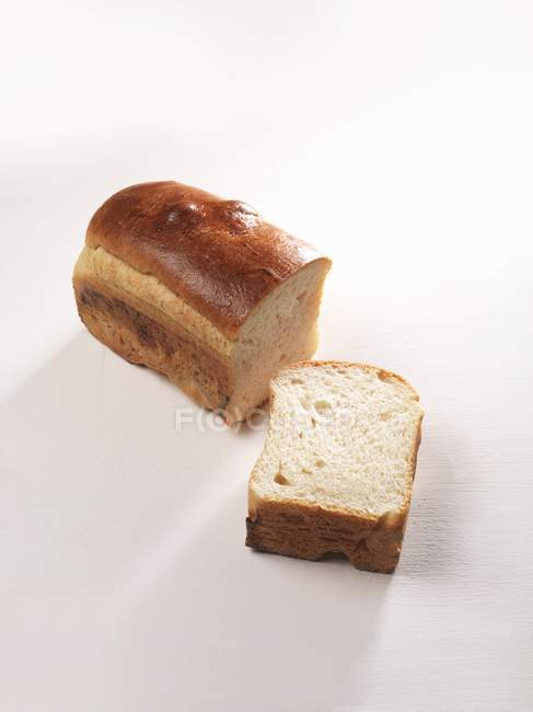 Hogaza de pan blanco, en rodajas - foto de stock