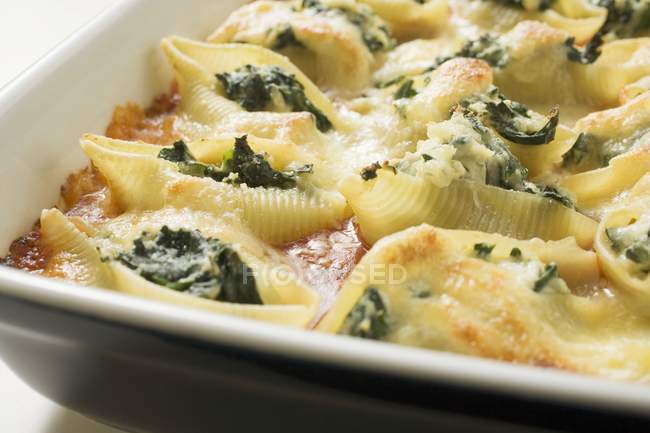 Conchiglie di pasta al forno con spinaci — Foto stock