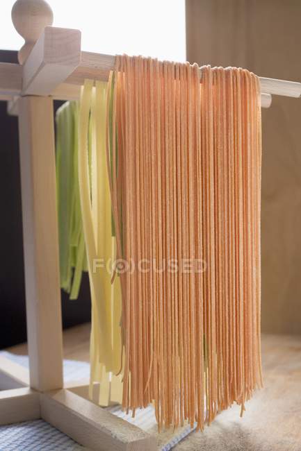 Pastas caseras colgadas para secar - foto de stock