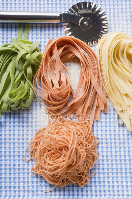Verschiedene Arten hausgemachter Pasta — Stockfoto