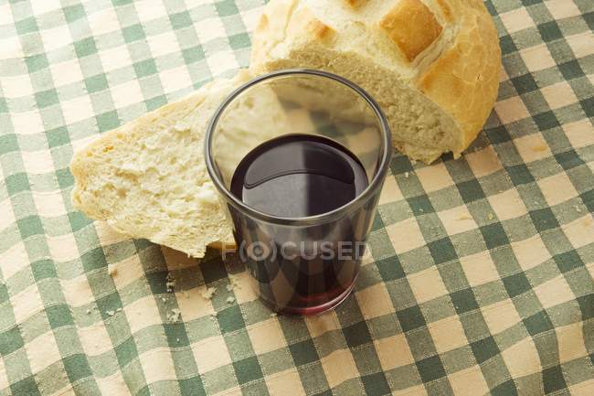 Бокал красного вина с хлебом — стоковое фото