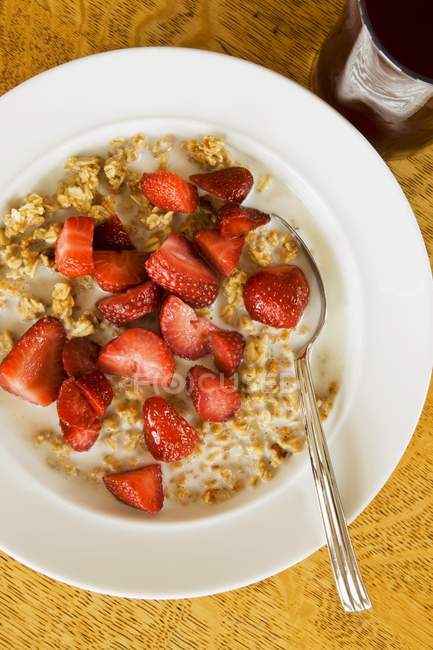 Muesli with milk and strawberries — Stock Photo