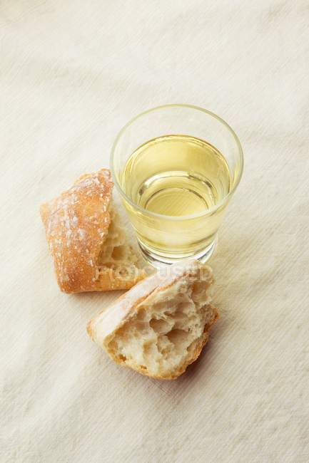 Vino blanco con rollo crujiente - foto de stock