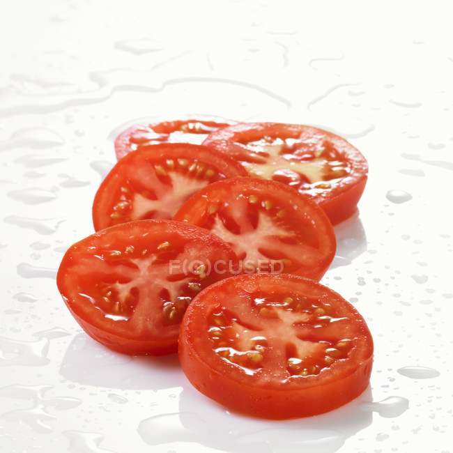 Tranches de tomates fraîchement lavées — Photo de stock