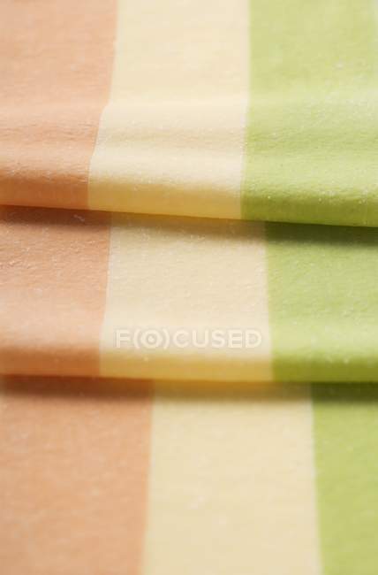 Feuilles de lasagne trois couleurs faites maison — Photo de stock