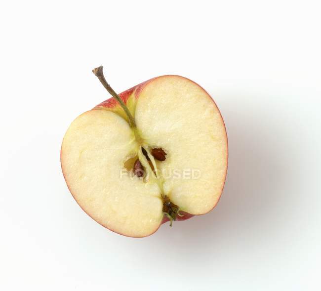 Pomme fraîche coupée en deux — Photo de stock