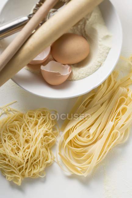 Pâtes de ruban maison et spaghettis — Photo de stock