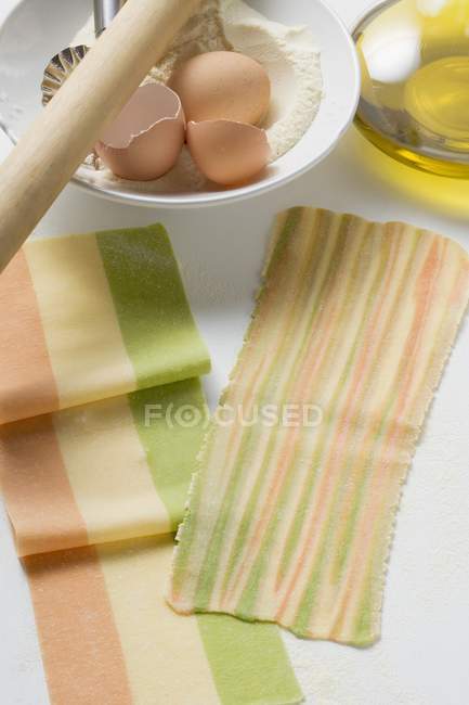 Feuilles de lasagne trois couleurs faites maison — Photo de stock