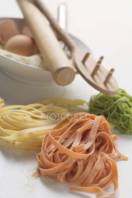 Pastas caseras coloreadas - foto de stock