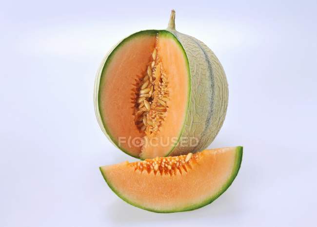 Cantaloupe-Melone mit entferntem Schnitt — Stockfoto