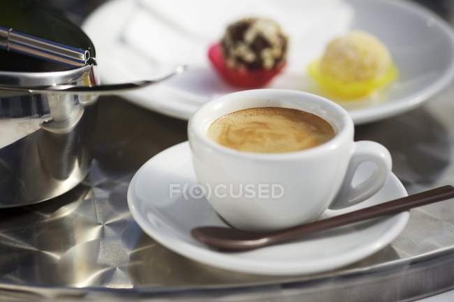 Espresso et bonbons sur plateau — Photo de stock