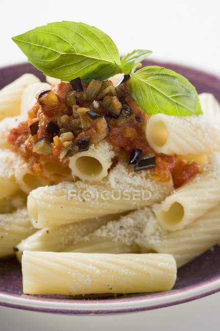 Pâtes rigatoni à la sauce tomate — Photo de stock