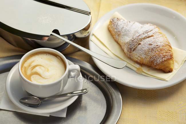 Caffè crema e croissant — Foto stock