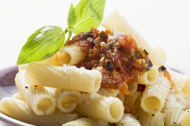 Rigatoni pasta com molho de tomate — Fotografia de Stock