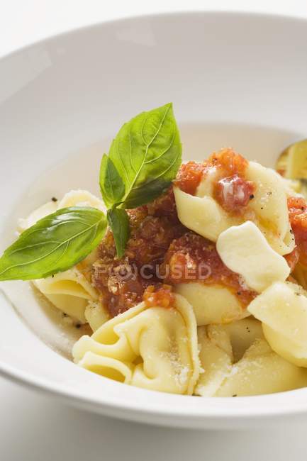 Tortellini Nudeln mit Tomatensauce — Stockfoto