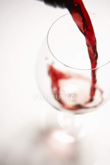 Verter vino tinto - foto de stock