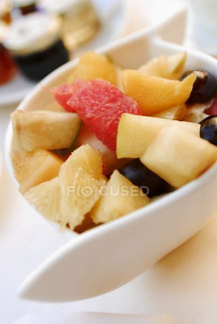 Salade de fruits frais dans un bol blanc — Photo de stock