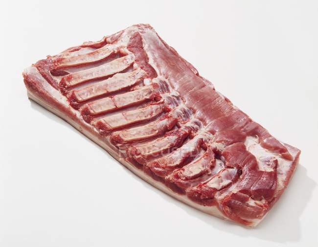 Pancetta di maiale cruda con costole rimosse — Foto stock
