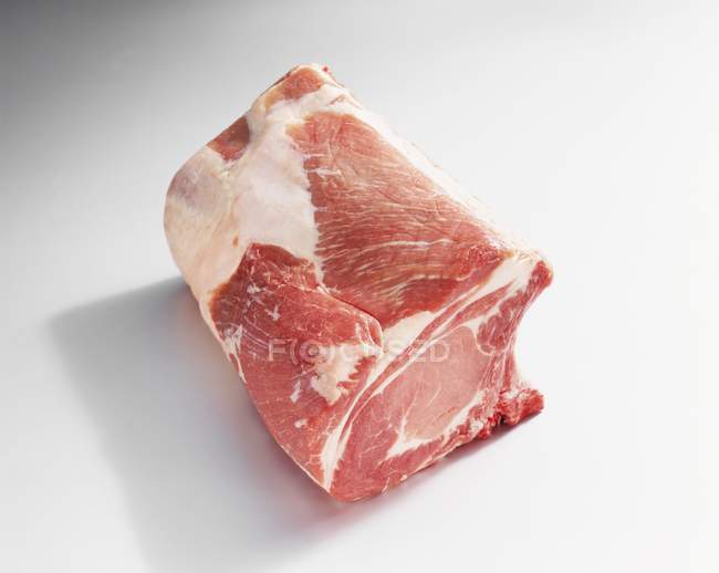 Сырая жилка из свиной кости — стоковое фото