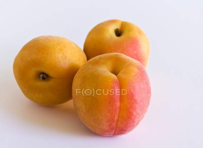 Свежие спелые абрикосы — стоковое фото