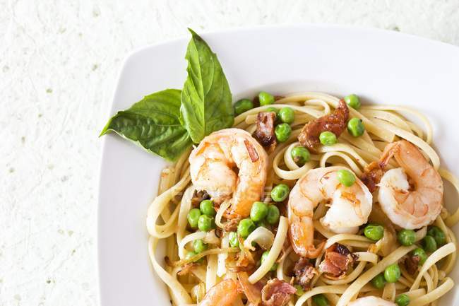 Garnelen Linguine Pasta mit Erbsen und Bauchspeck — Stockfoto