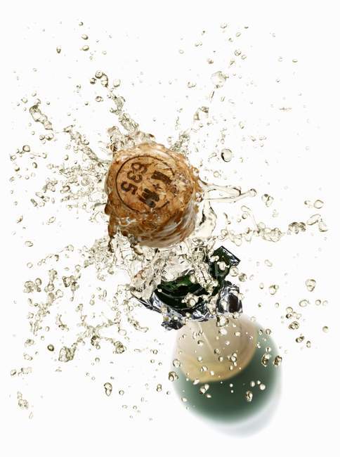 Cortiça voando para fora de uma garrafa de vinho espumante — Fotografia de Stock
