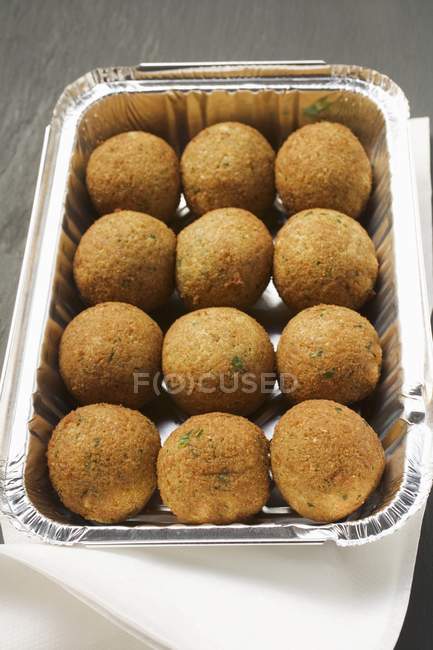 Bolinhas de grão de bico de falafel cozidas no estado fresco — Fotografia de Stock