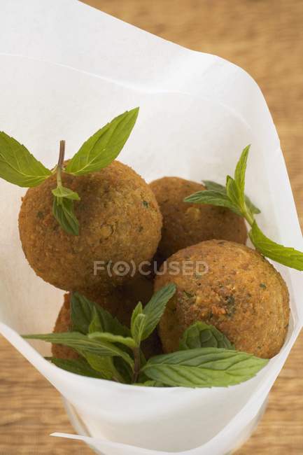 Bolinhas de grão de bico Falafel servindo com hortelã — Fotografia de Stock