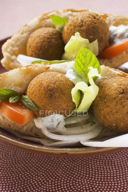 Serving of flatbread filled with falafel — Stock Photo