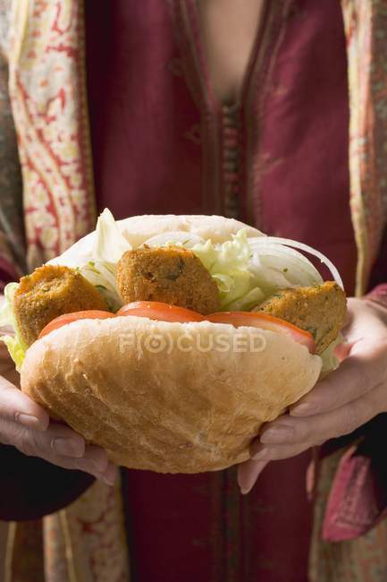 Flatbread filled with falafel chickpea balls — Stock Photo