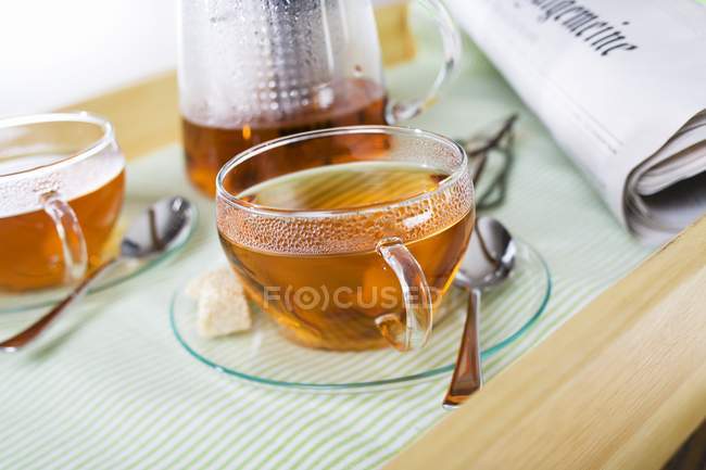 Tasses de thé et un journal — Photo de stock
