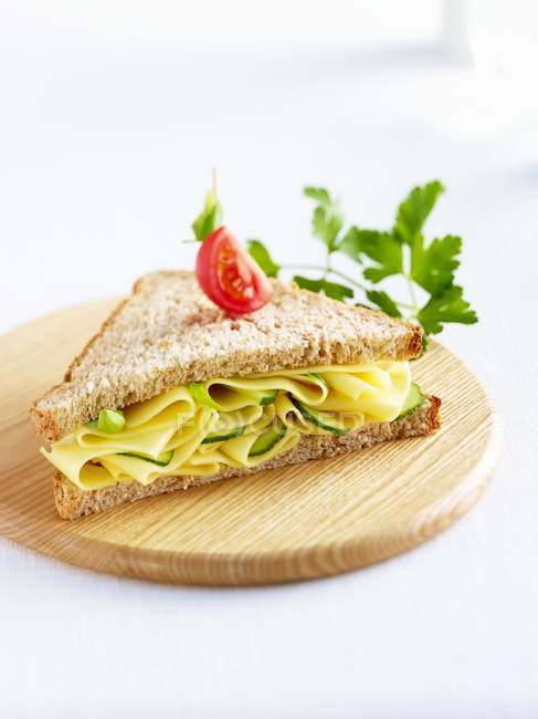 Сэндвич с сыром и огурцом — стоковое фото