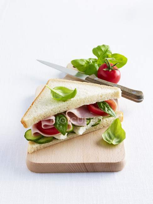 Бутерброд з огірком та базиліком — стокове фото