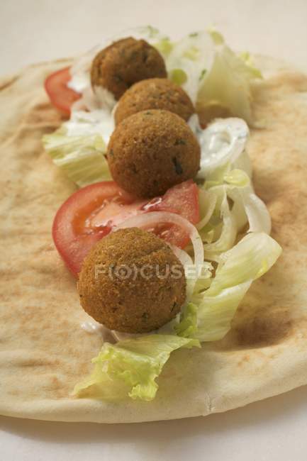Bolinhas de grão de bico Falafel que servem com legumes — Fotografia de Stock