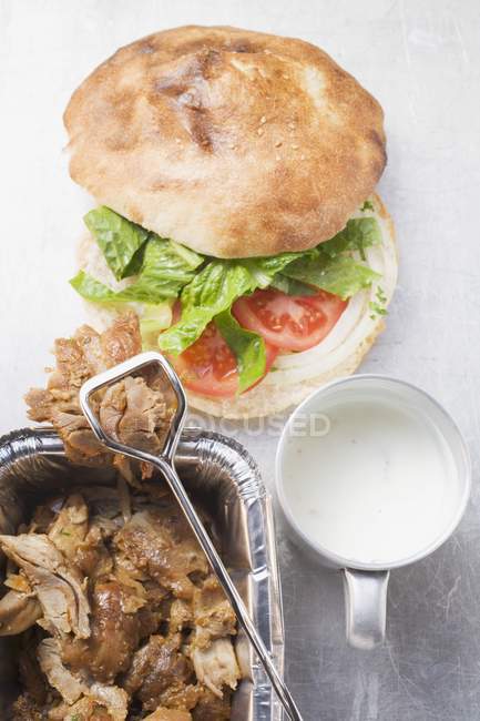 Dner kebab con ingredientes - foto de stock