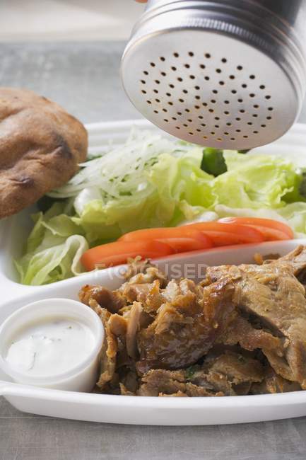 Kebab de dîner sur le plateau de déjeuner — Photo de stock