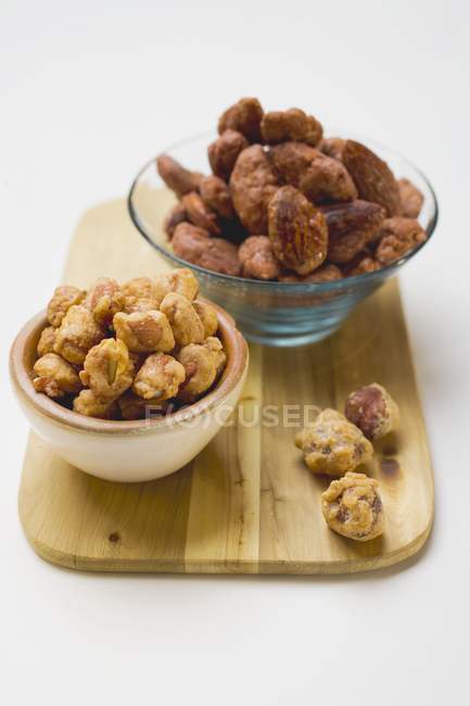 Смешанные орехи, чтобы перекусить в мисках — стоковое фото