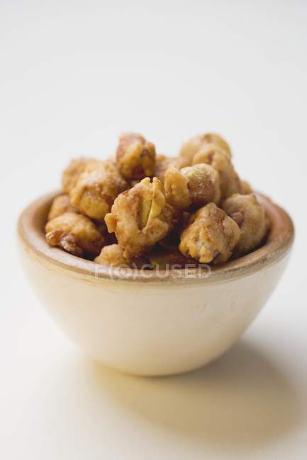 Nueces de macadamia azucaradas al horno - foto de stock