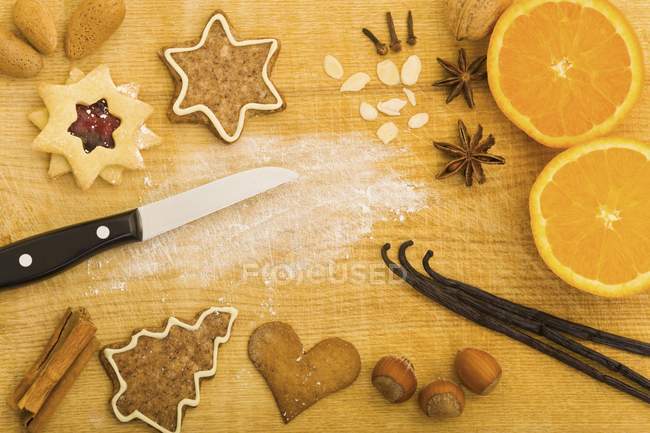 Biscuits de Noël et ingrédients de cuisson — Photo de stock
