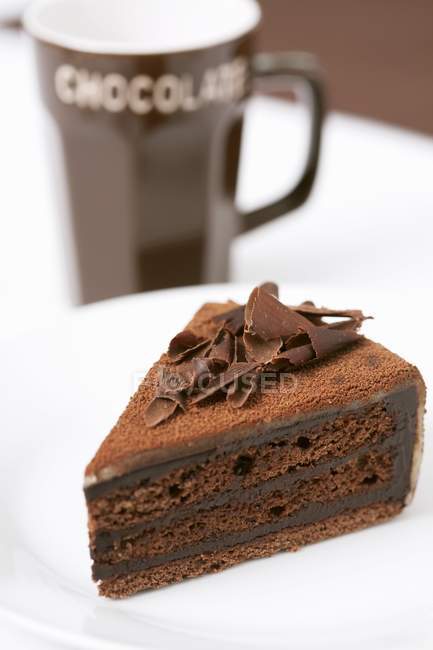 Stück dreilagiger Schokoladenkuchen — Stockfoto
