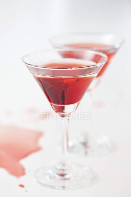 Dois copos de Martini vermelho — Fotografia de Stock