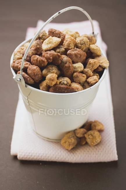 Смешанные орехи в ведре — стоковое фото