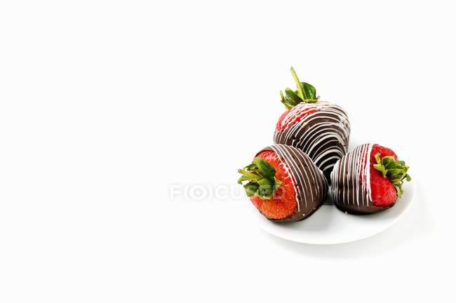 Свіжа полуниця, занурена в темний шоколад — стокове фото