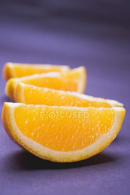 Свежие оранжевые клинья — стоковое фото